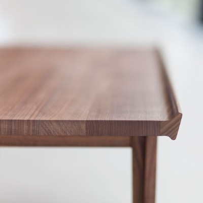 Detalle canto Mesa 500 Tabla rectangular de Finn Juhl en Moises Showroom Detalle canto Mesa 500 Tabla rectangular de Finn Juhl en Moises Showroom