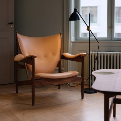Chieftain chair de Finn Juhl tapizado piel madera nogal en Moises Showroom