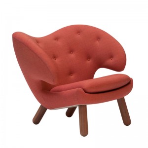 Sillón Pelican Chair con botones de House of Finn Juhl en Moises Showroom