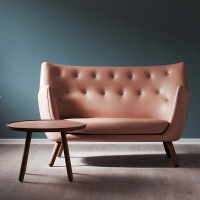 Sofá Poet rosa de House of Finn Juhl en Moises Showroom