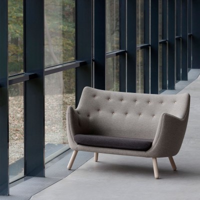 Sofá Poet gris claro de House of Finn Juhl en Moises Showroom