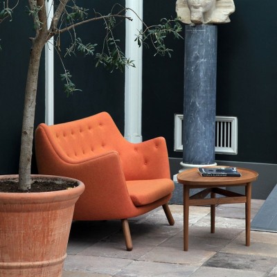 Sofá Poet naranja de House of Finn Juhl en Moises Showroom