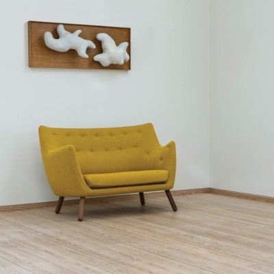 Sofá Poet mostaza de House of Finn Juhl en Moises Showroom