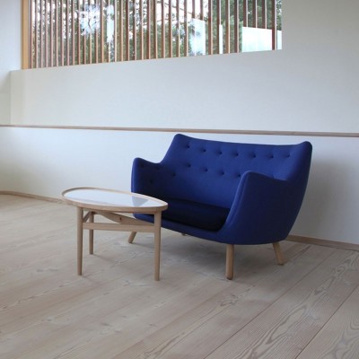 Sofá Poet azul de House of Finn Juhl en Moises Showroom