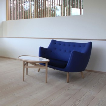 Sofá Poet azul de House of Finn Juhl en Moises Showroom Sofá Poet azul de House of Finn Juhl en Moises Showroom