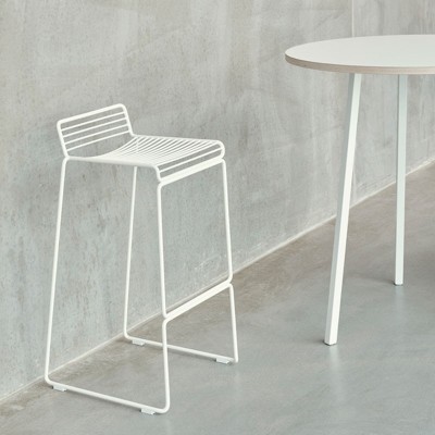 Taburete Hee Bar stool blanco de HAY en Moises Showroom Taburete Hee Bar stool blanco de HAY en Moises Showroom