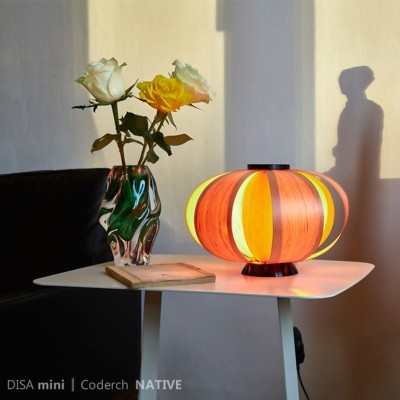 Foto de ambiente de la lámpara Disa mini versión madera Foto de ambiente de la lámpara Disa mini versión madera