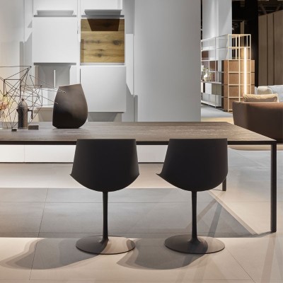 Mesa Tense Material Wood carbón de MDF Italia en Moises Showroom