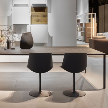 Mesa Tense Material Wood carbón de MDF Italia en Moises Showroom Mesa Tense Material Wood carbón de MDF Italia en Moises Showroom