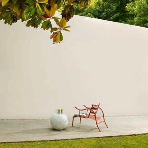 patio exterior con Silla Thinking man Capellini