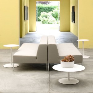 Mesas Flow Low Table de MDF Italia en Moises Showroom