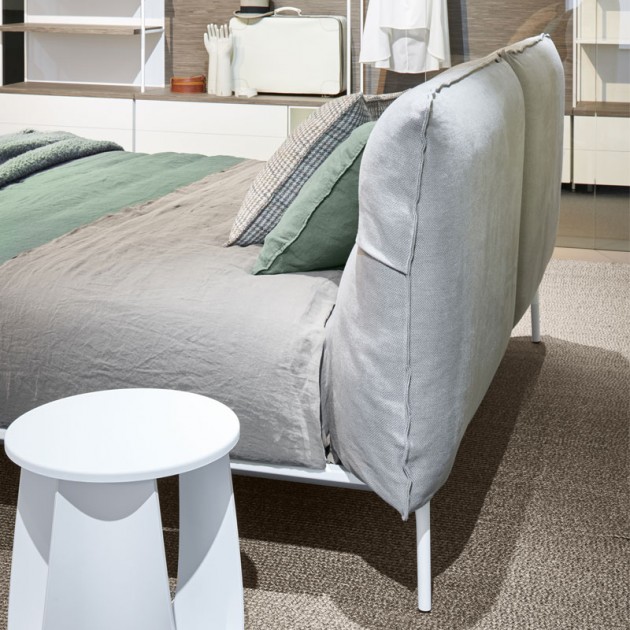 Cama Yale bed de MDF Italia en Moises Showroom