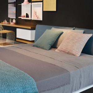 Cama Yale con cabecero bajo de MDF Italia en Moises Showroom