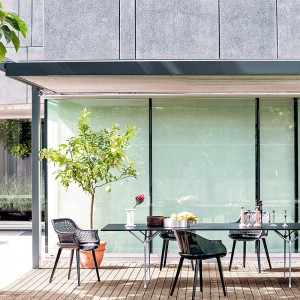 exterior con Mesa de comedor Officina negra patas galvanizado Magis