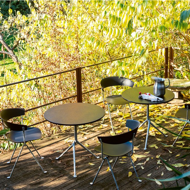 terraza con silla Officina polipropileno negra galvanizada Magis