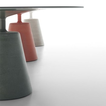 Mesas Rock cemento granallado de MDF Italia en Moises Showroom Mesas Rock cemento granallado de MDF Italia en Moises Showroom