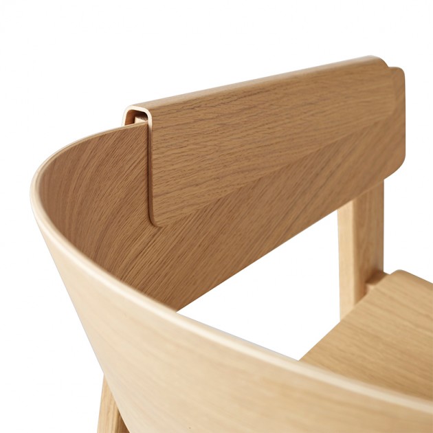 Detalle brazo silla Cover Armchair de Muuto acabado Roble