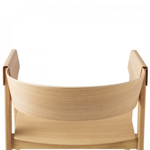 Detalle trasera silla Cover Armchair de Muuto acabado Roble