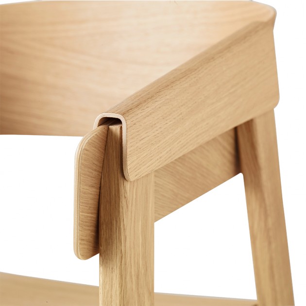 Detalle brazo silla Cover Armchair de Muuto acabado Roble