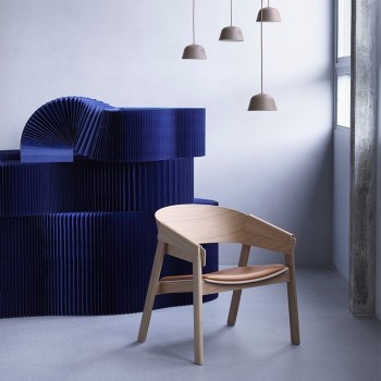 Butaca Cover Lounge Chair roble y piel cognac de Muuto en Moises Showroom Butaca Cover Lounge Chair roble y piel cognac de Muuto en Moises Showroom