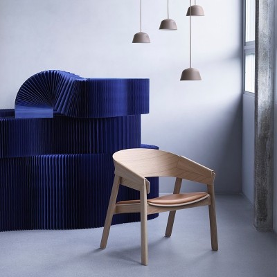 Butaca Cover Lounge Chair roble y piel cognac de Muuto en Moises Showroom Butaca Cover Lounge Chair roble y piel cognac de Muuto en Moises Showroom