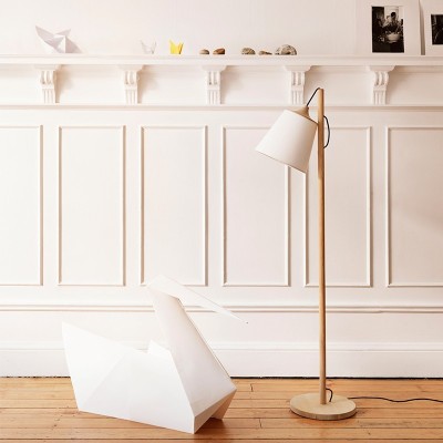 Lámpara de pie Pull Floor de Muuto color roble en Moises Showroom Lámpara de pie Pull Floor de Muuto color roble en Moises Showroom