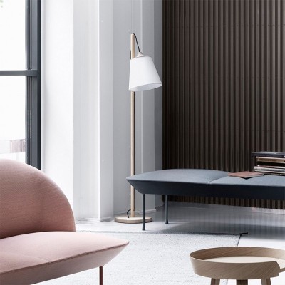 Lámpara de pie Pull Floor de Muuto color roble en Moises Showroom Lámpara de pie Pull Floor de Muuto color roble en Moises Showroom