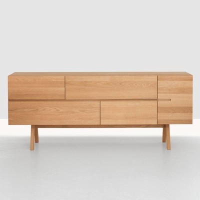 Aparador Low Atelier de Zeitraum en Roble macizo en Moises Showroom Aparador Low Atelier de Zeitraum en Roble macizo en Moises Showroom