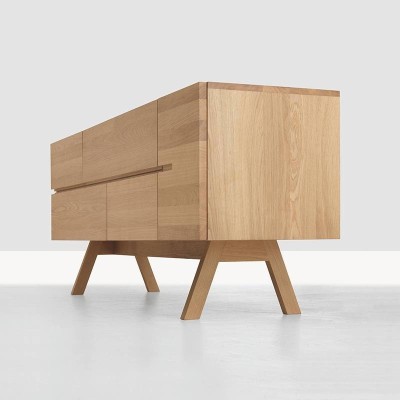 Aparador Low Atelier de Zeitraum en Roble macizo en Moises Showroom Aparador Low Atelier de Zeitraum en Roble macizo en Moises Showroom