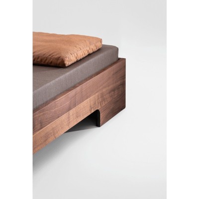 Cama Snooze de Zeitraum en Moises Showroom acabado nogal americano Cama Snooze de Zeitraum en Moises Showroom acabado nogal americano
