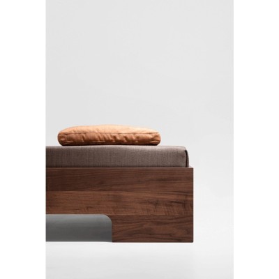 Cama Snooze de Zeitraum en Moises Showroom acabado nogal americano Cama Snooze de Zeitraum en Moises Showroom acabado nogal americano