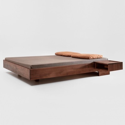 Cama Snooze de Zeitraum en Moises Showroom acabado nogal americano Cama Snooze de Zeitraum en Moises Showroom acabado nogal americano