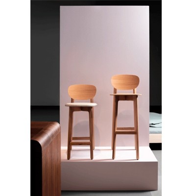 Taburete alto Zenso Bar de Zeitraum acabado roble en Moises Showroom Taburete alto Zenso Bar de Zeitraum acabado roble en Moises Showroom
