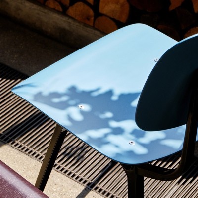 detalle silla Revolt azul azure pata negra HAY detalle silla Revolt azul azure pata negra HAY