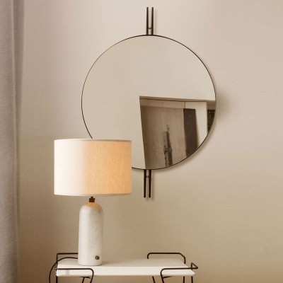 Espejo de pared IOI Wall Mirror de Gubi en Moises Showroom Espejo de pared IOI Wall Mirror de Gubi en Moises Showroom