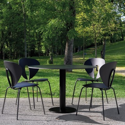 ambiente exterior con Mesa Zero Stua y sillas globus polipropileno ambiente exterior con Mesa Zero Stua y sillas globus polipropileno