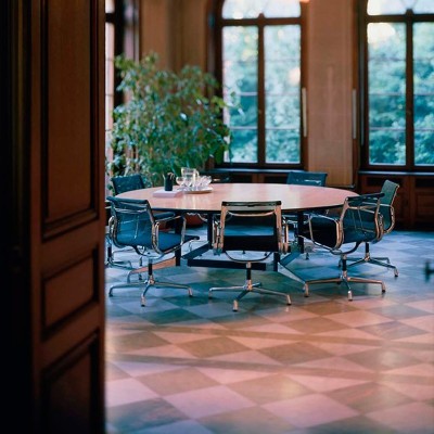 sala de reunión con sillas Aluminium EA108 Vitra sala de reunión con sillas Aluminium EA108 Vitra