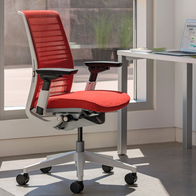 Silla Think de Steelcase con respaldo de malla en Moises Showroom