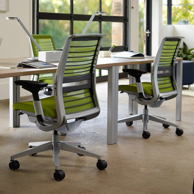 Silla Think de Steelcase con respaldo de malla en Moises Showroom