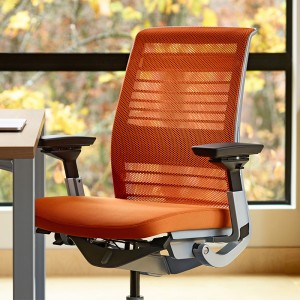 Silla Think de Steelcase con respaldo de malla en Moises Showroom