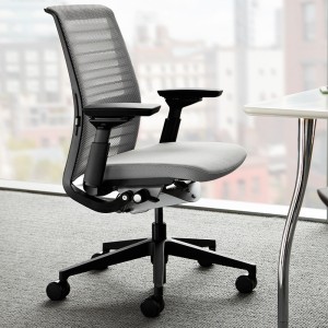 Silla Think de Steelcase con respaldo de malla en Moises Showroom