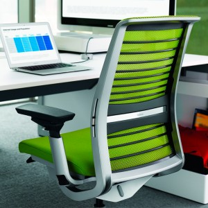 Silla Think de Steelcase con respaldo de malla en Moises Showroom