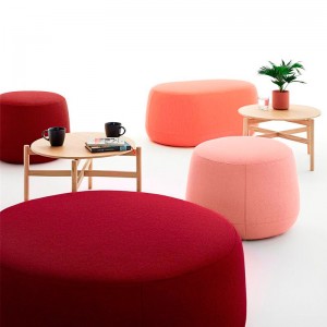 ambiente con poufs Mole y mesa Domus de Omelette