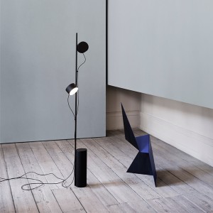 Lámpara de pie Post Floor Lamp de Muuto en Moises Showroom