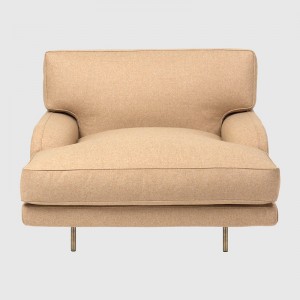 Flaneur Lounge chair Antique brass base de Gubi en Moises Showroom