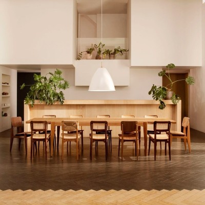 S-table extensible roble de Gubi en Moises Showroom S-table extensible roble de Gubi en Moises Showroom
