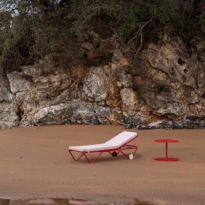 tumbona Barceloneta con ruedas roja ambiente tumbona Barceloneta con ruedas roja ambiente