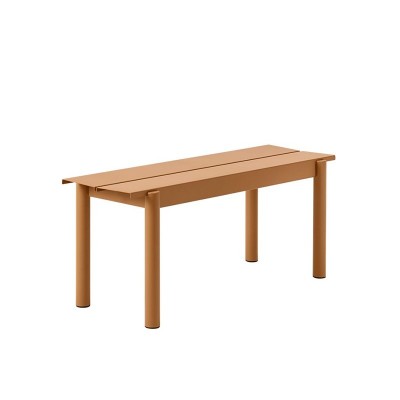 Banco Linear Steel Bench 110 cm Burnt Orange de Muuto en Moises Showroom Banco Linear Steel Bench 110 cm Burnt Orange de Muuto en Moises Showroom