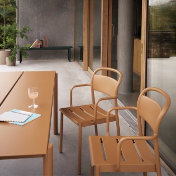 Silla con brazos Linear Steel Burnt Orange de Muuto en Moises Showroom Silla con brazos Linear Steel Burnt Orange de Muuto en Moises Showroom