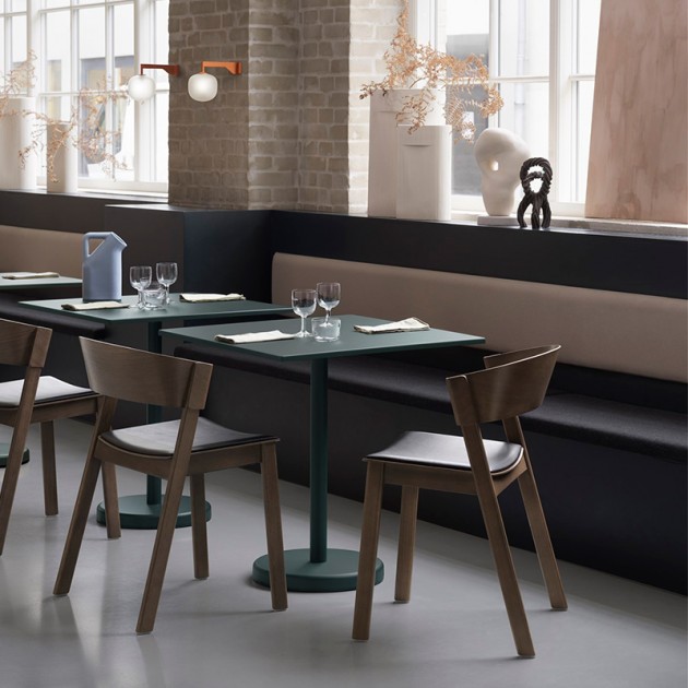 Mesa Linear Steel Café Table 70x70 de Muuto en Moises Showroom